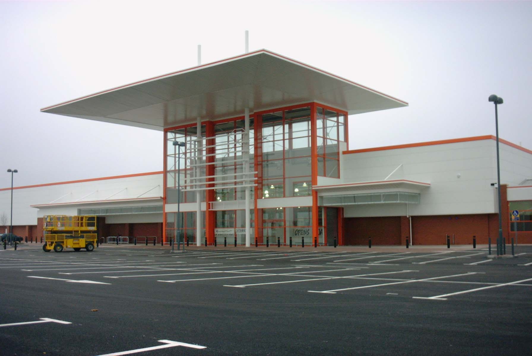 B&Q store in Hull with a tall glazed aluminium entrance tower under a flat canopy